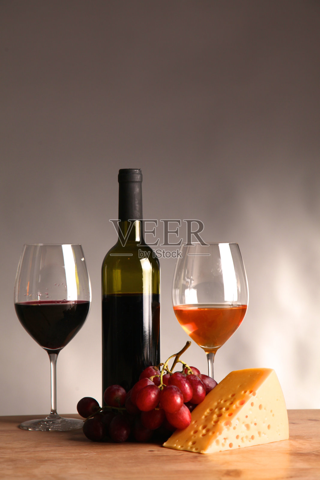 桌上有一瓶葡萄酒和一个玻璃杯照片摄影图片