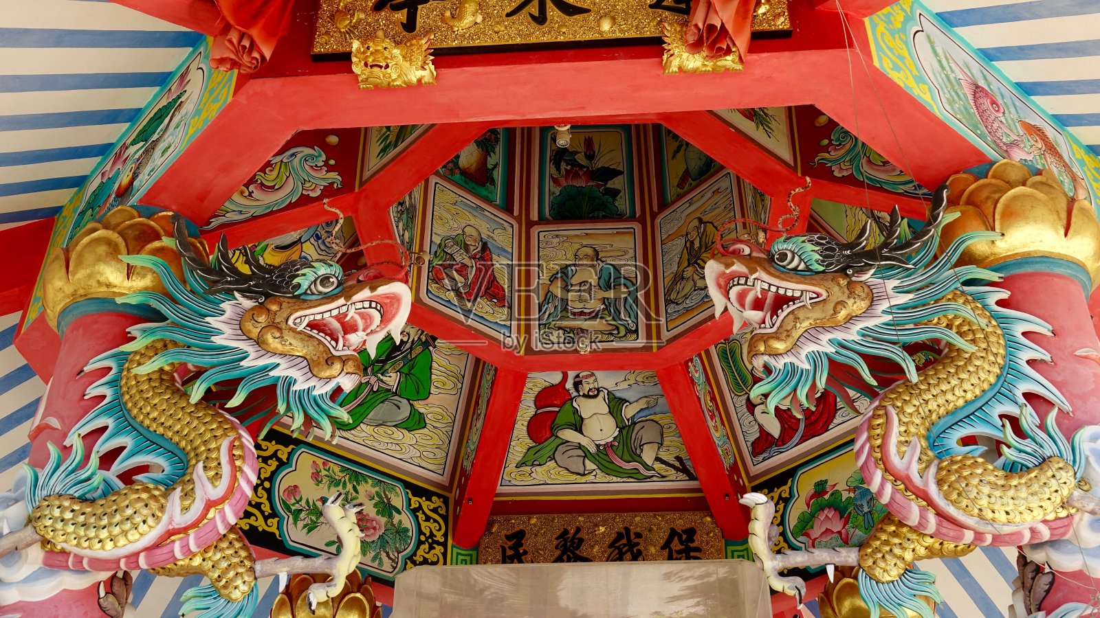 中国小庙，正面有龙照片摄影图片