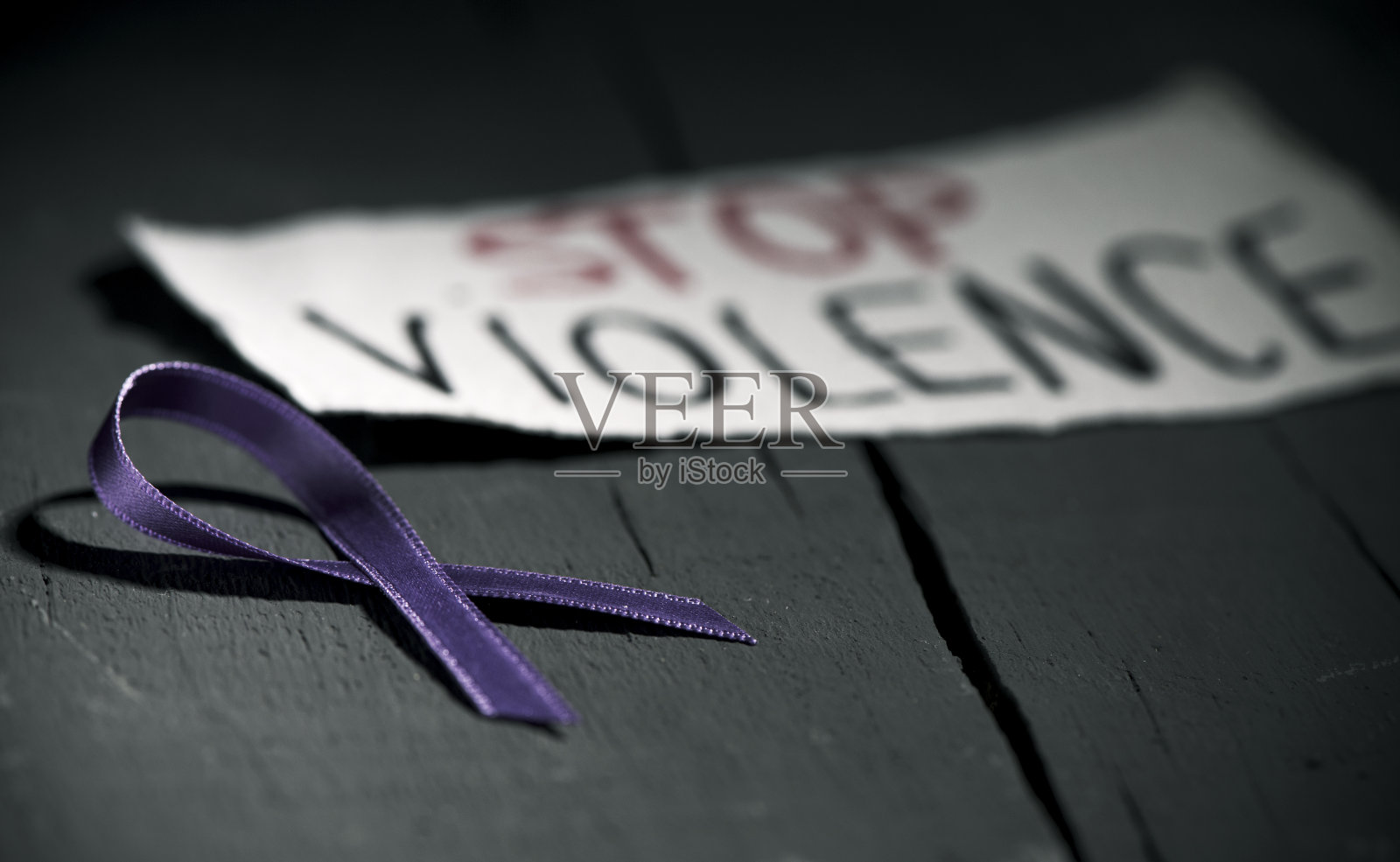 反对对妇女施暴的紫丝带照片摄影图片