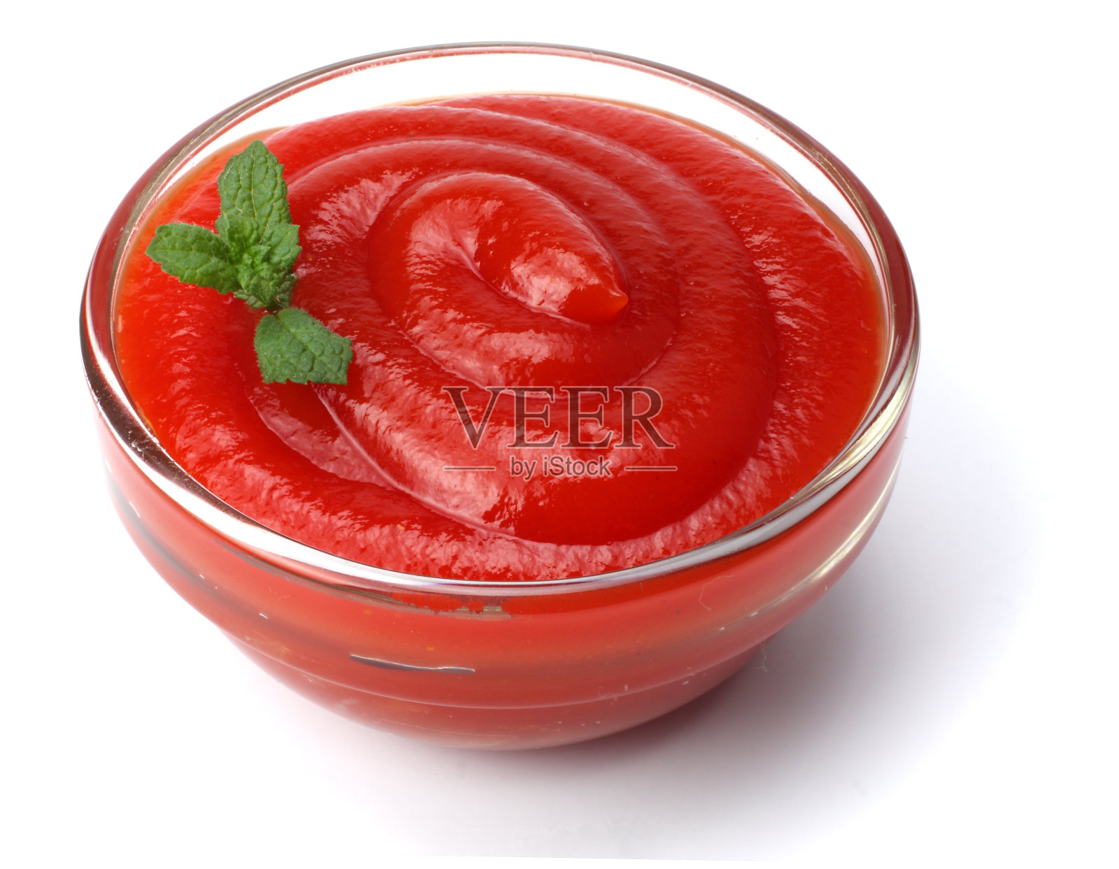 玻璃碗的番茄酱孤立在白色背景照片摄影图片