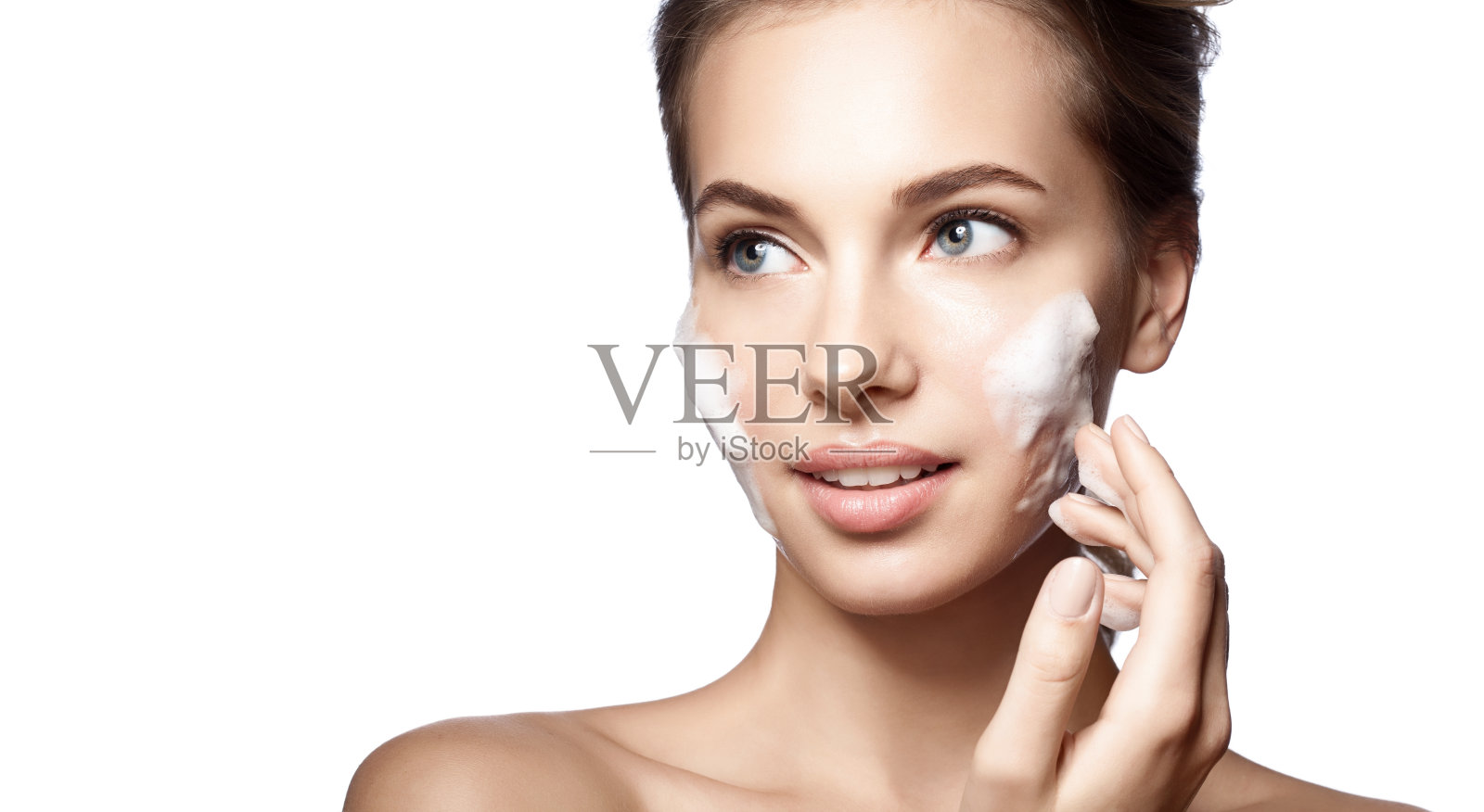 女人愉快地清洁皮肤泡沫上的白色背景隔离照片摄影图片