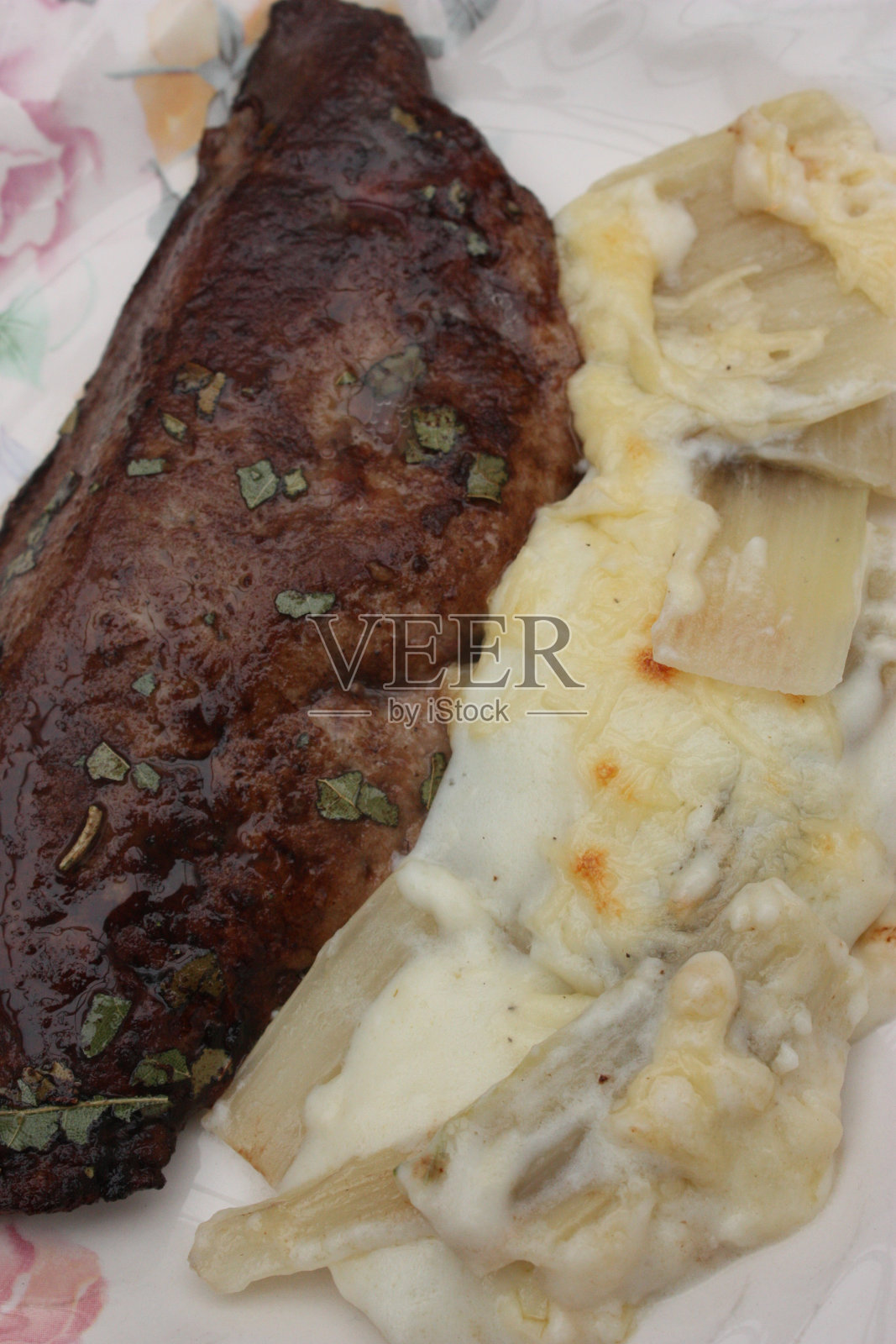 烤小牛肝和甜菜排骨配béchamel酱汁照片摄影图片