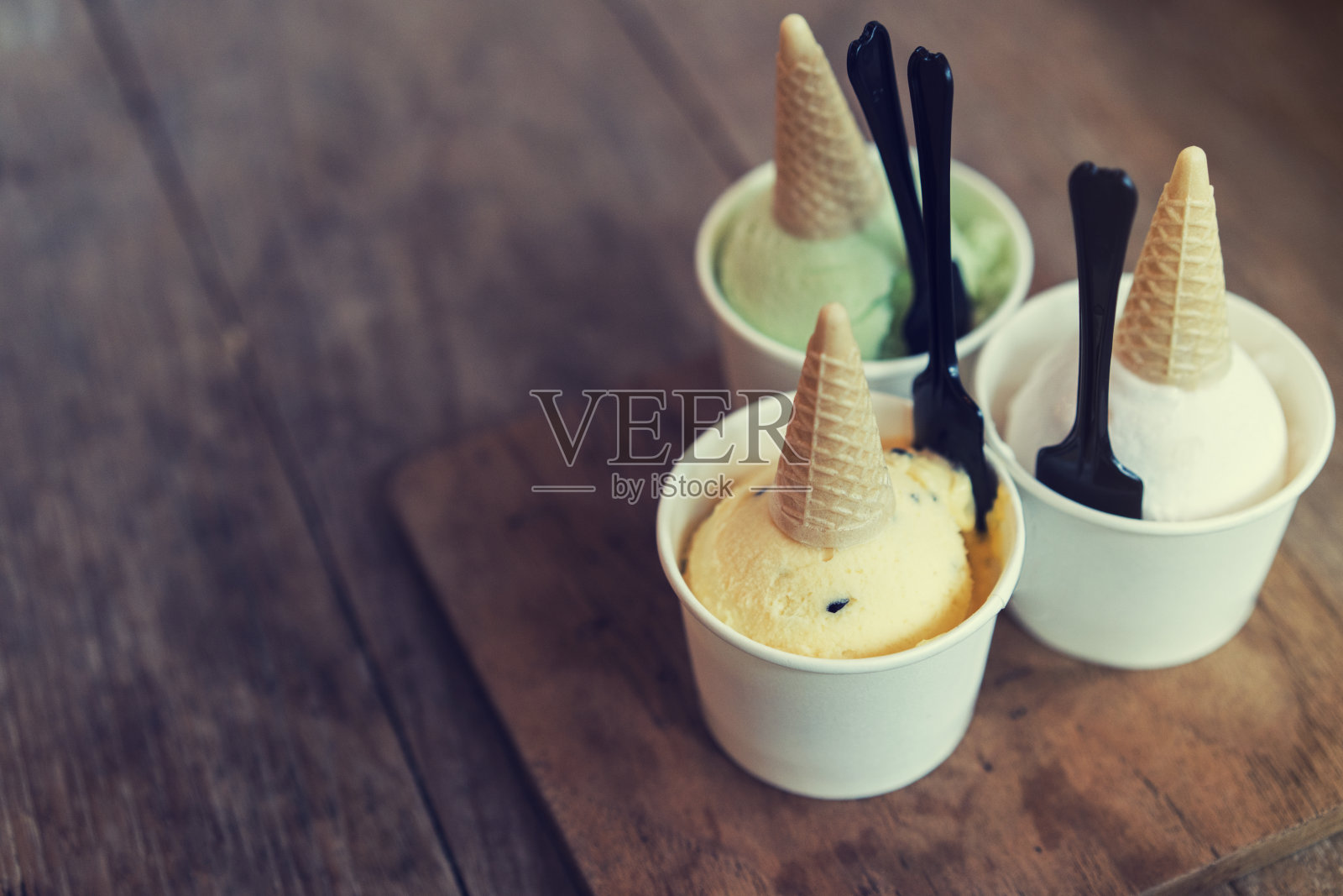 冰淇淋口味在杯和浇头，甜和甜点食品的概念照片摄影图片