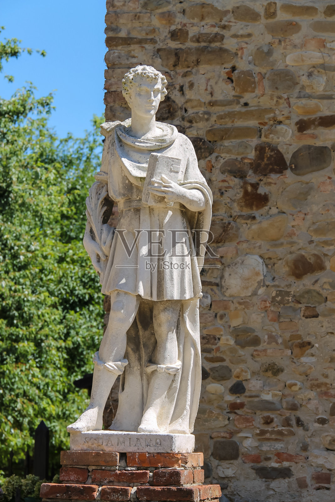 圣达米安大理石雕像，在科斯马斯和多米安教区的入口处，Grazzano Visconti，意大利照片摄影图片