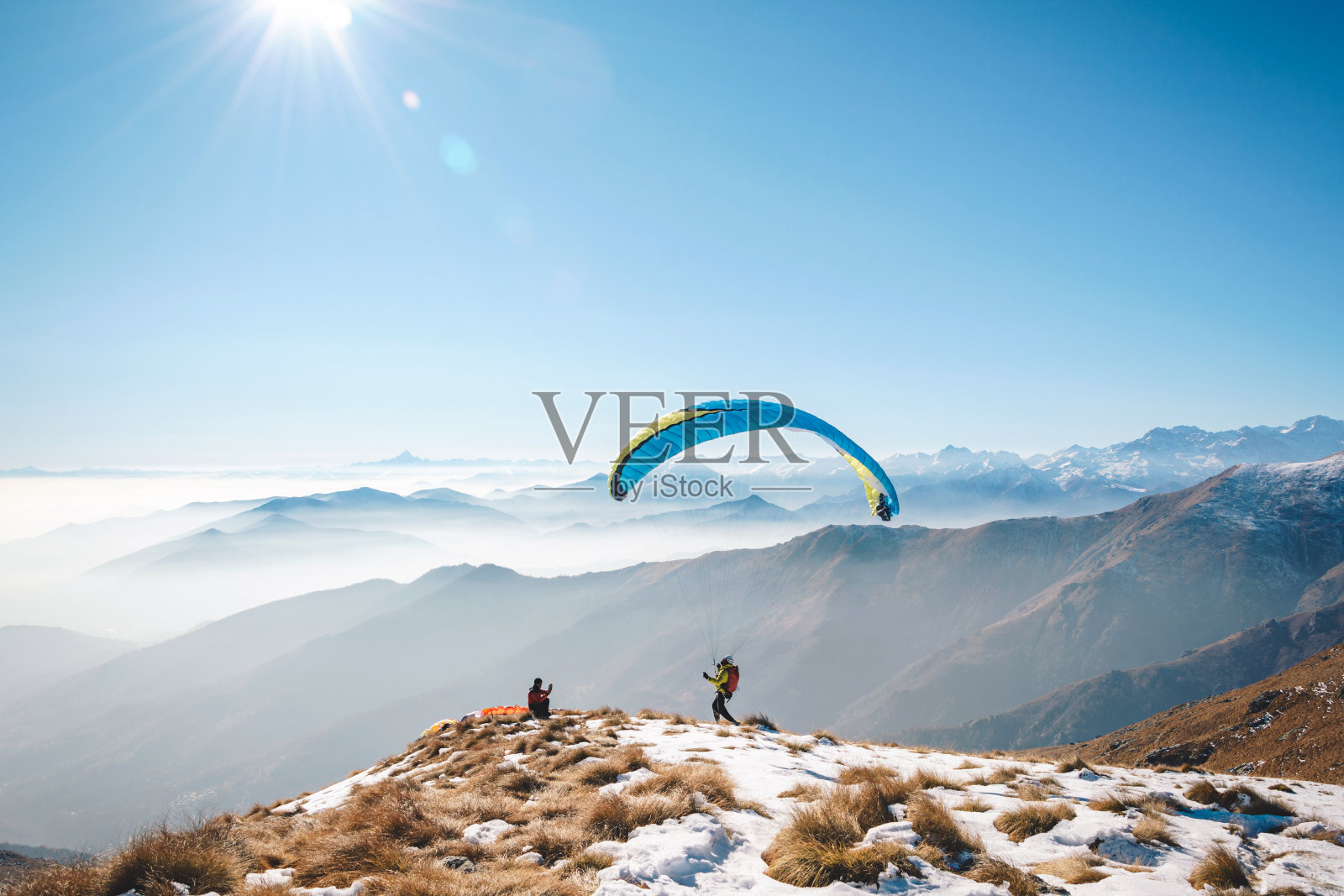 山上的滑翔伞照片摄影图片