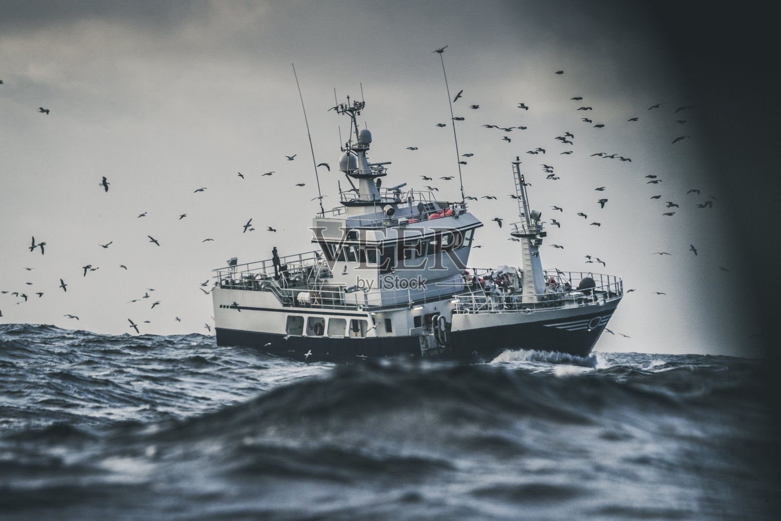 渔船在波涛汹涌的北海照片摄影图片