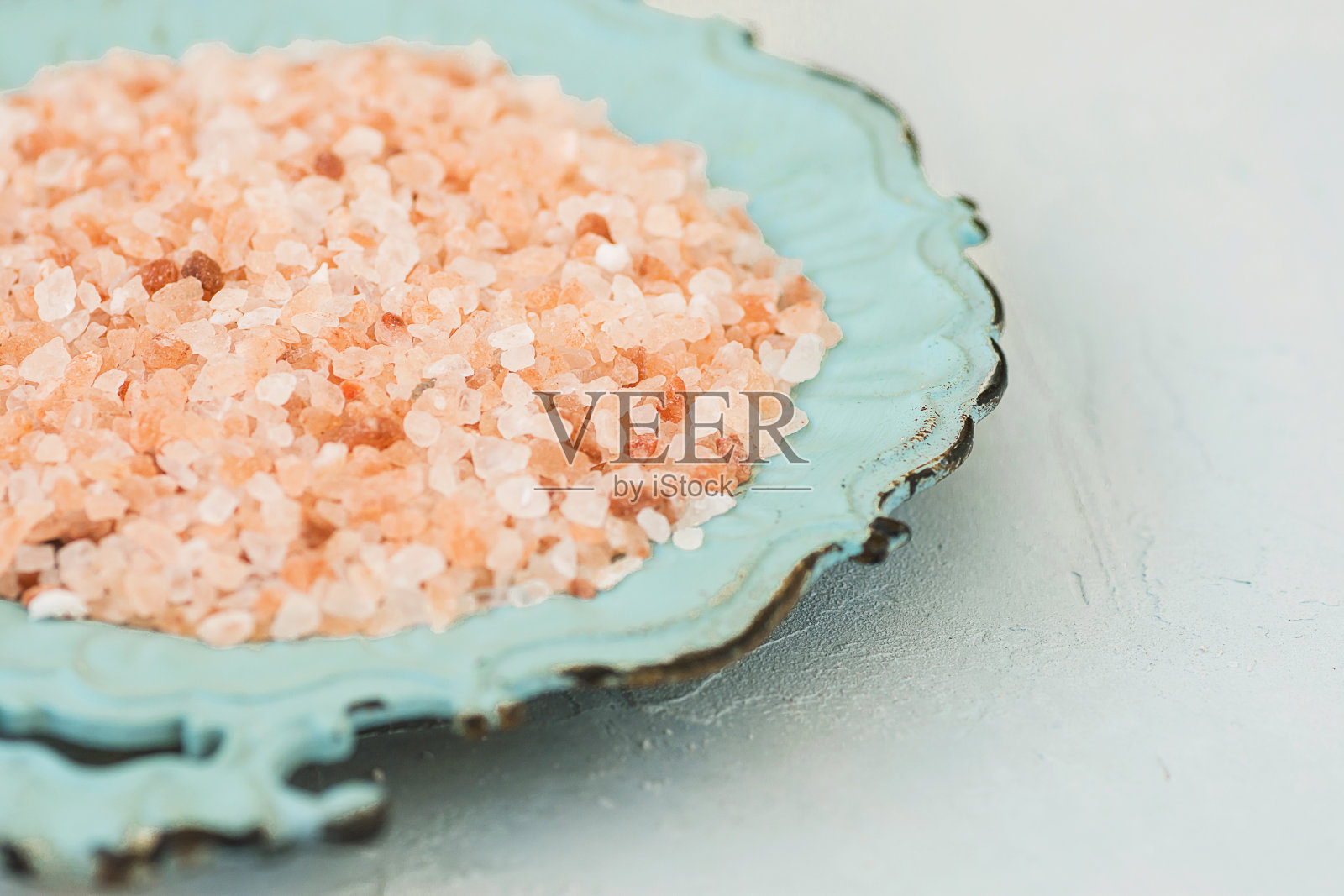 粉色喜马拉雅盐在复古绿松石盘子白色石头桌面健康水疗健康饮食营养阿育吠陀干净极简形象复制空间照片摄影图片