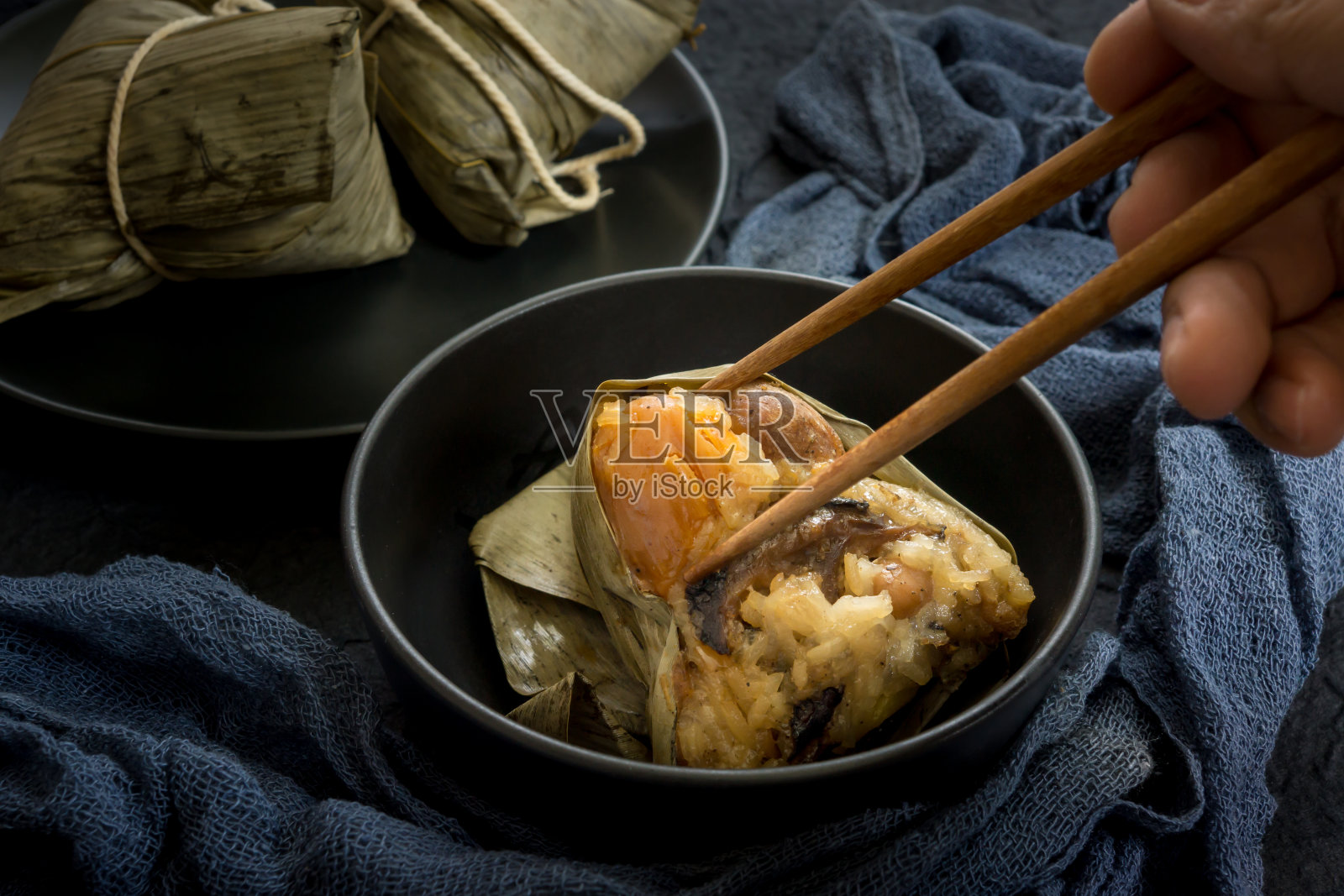 粽子或传统的中国糯米团子照片摄影图片