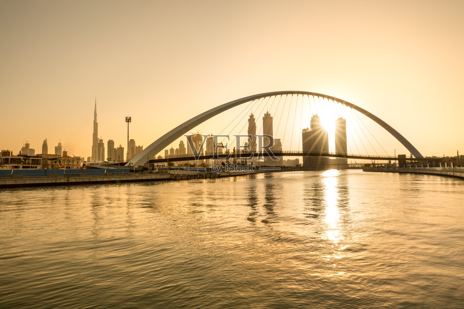 迪拜地平线上的日出。照片摄影图片