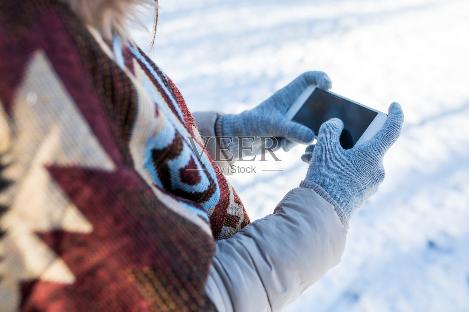 冬天在雪地上使用手机照片摄影图片