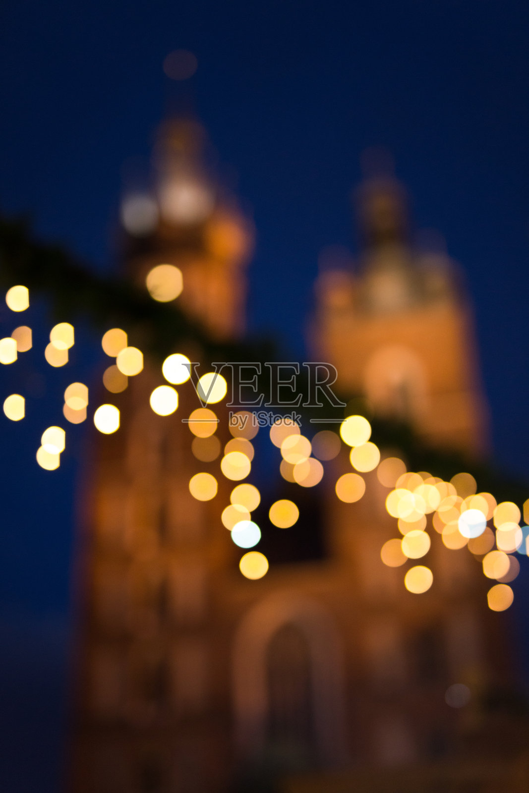 克拉科夫圣诞市场的散焦圣诞灯，背景是圣玛丽教堂照片摄影图片