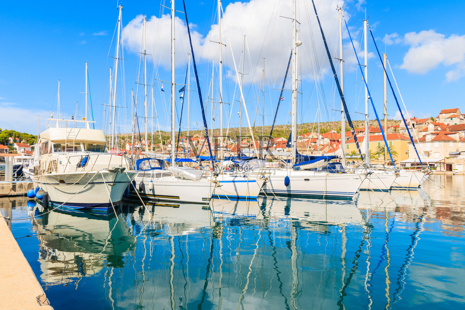 克罗地亚布拉克岛，阳光明媚的夏日，米尔纳港的帆船和渔船照片摄影图片
