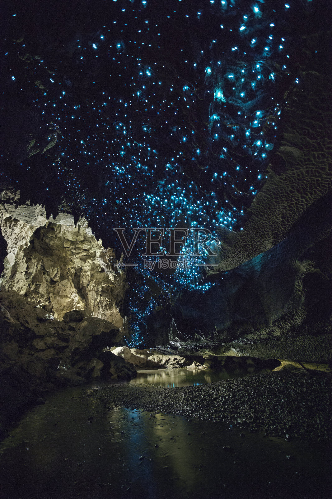 在新西兰的怀普洞穴里，萤火虫闪闪发光照片摄影图片
