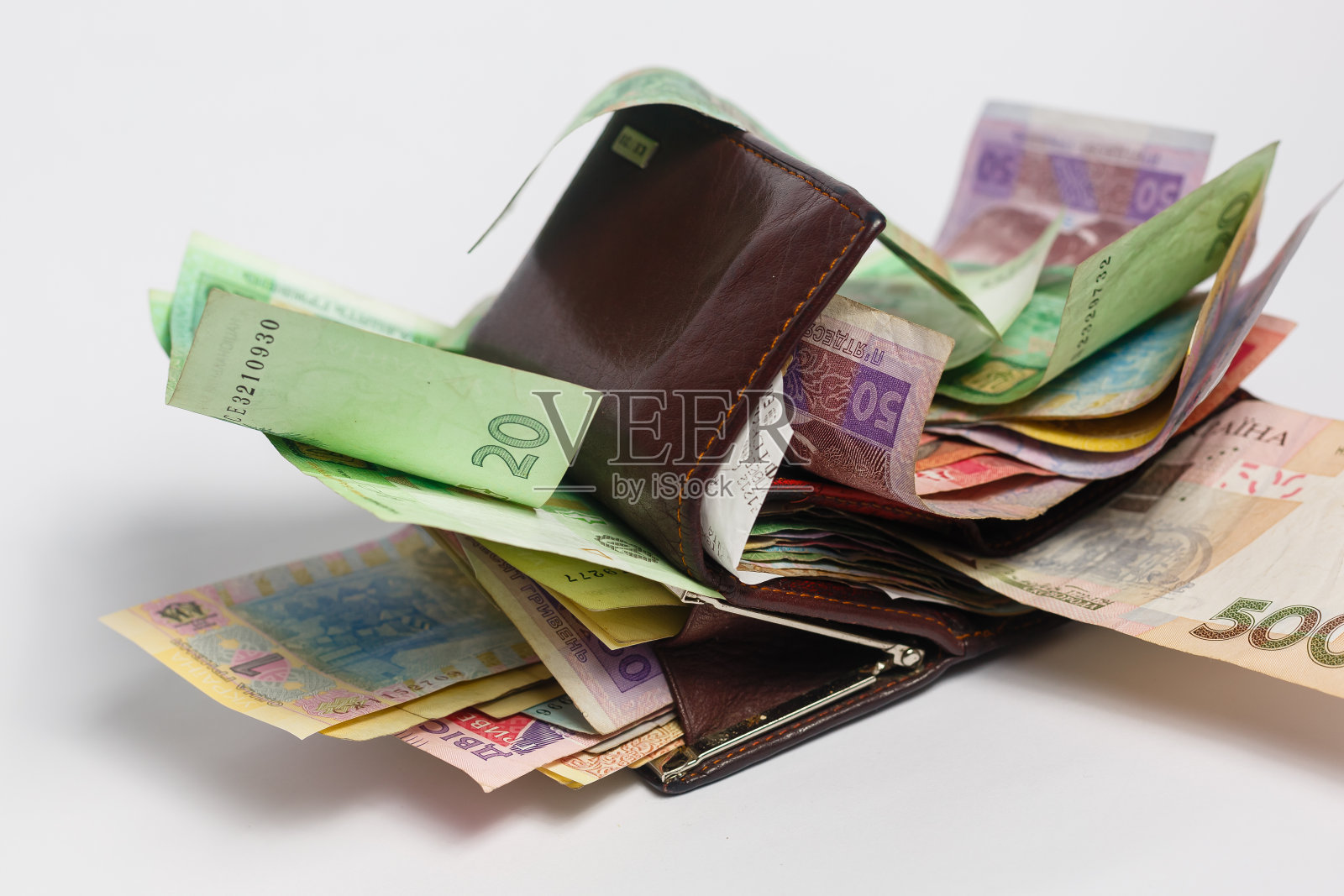 乌克兰格里夫纳纸币面额以黑色钱包孤立照片摄影图片