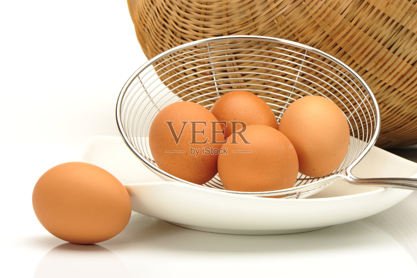 一组棕色的生鸡蛋孤立在白色的背景照片摄影图片
