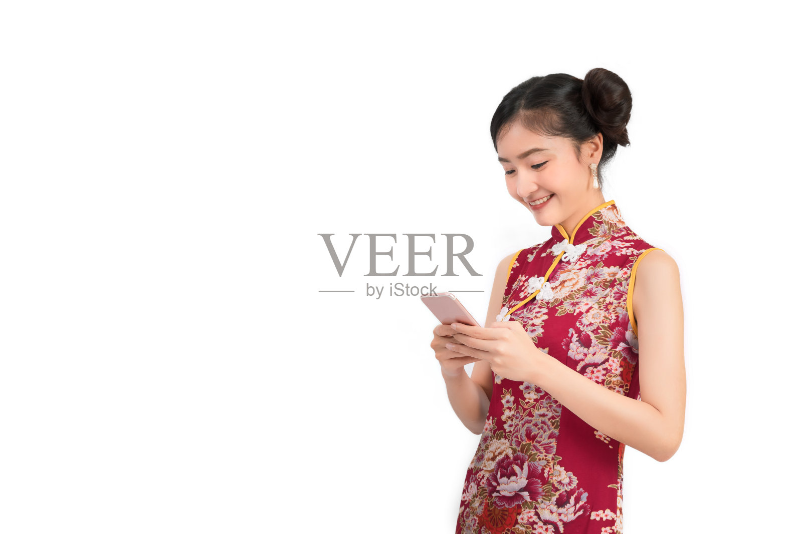 亚洲女子穿着中国服装用手机智能手机网购科技旗袍，旗袍概念上的白色孤立背景照片摄影图片