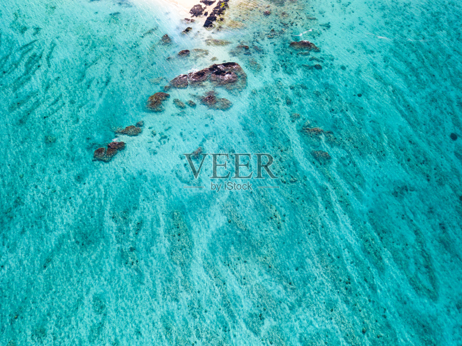 热带海洋和珊瑚礁的鸟瞰图照片摄影图片