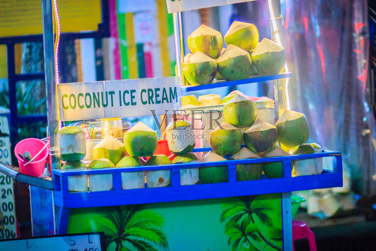 泰国曼谷——2017年3月2日:泰国曼谷考山路夜市，街头小吃小贩在售卖椰子冰淇淋。照片摄影图片