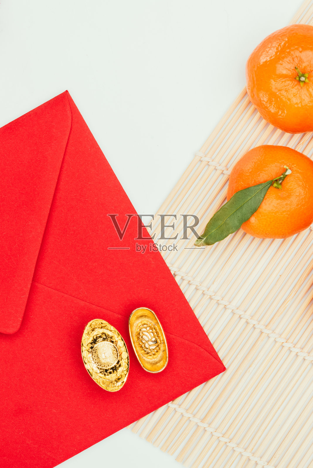 俯视图的红色信封有橘子和中国金元宝，中国新年的概念照片摄影图片
