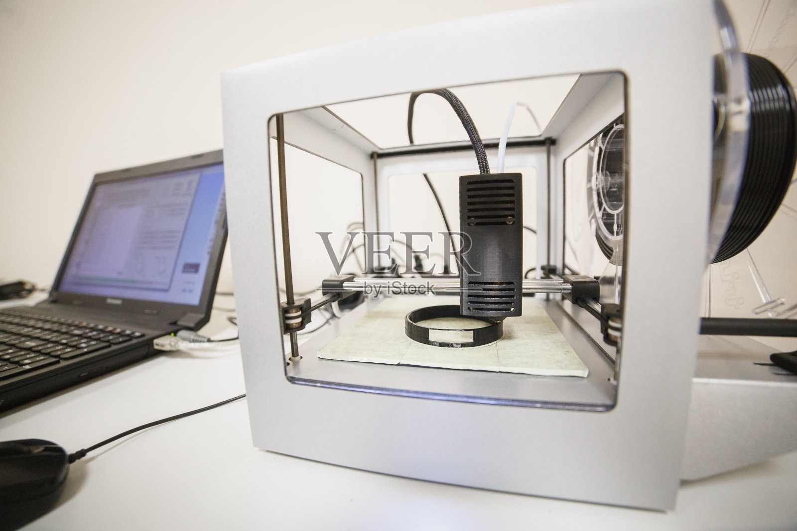 电子三维塑料打印机在实验室工作期间，3D打印机，3D打印概念照片摄影图片