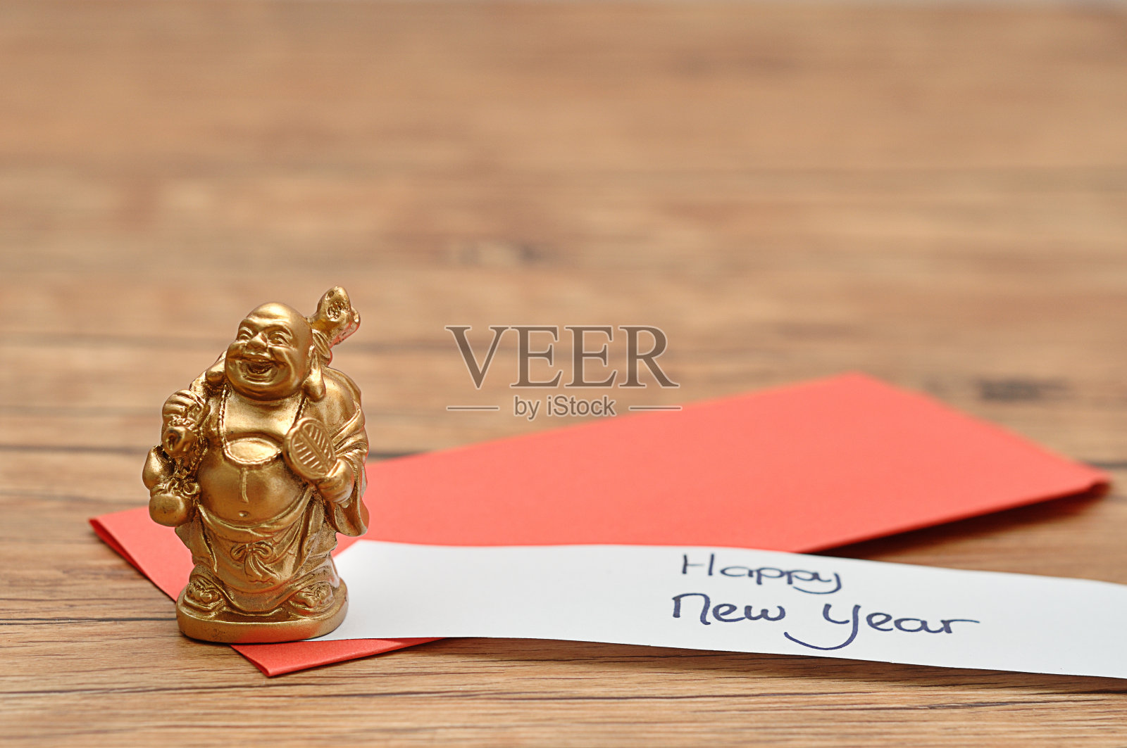 中国新年设计。春节的红包和一张新年快乐的纸条照片摄影图片