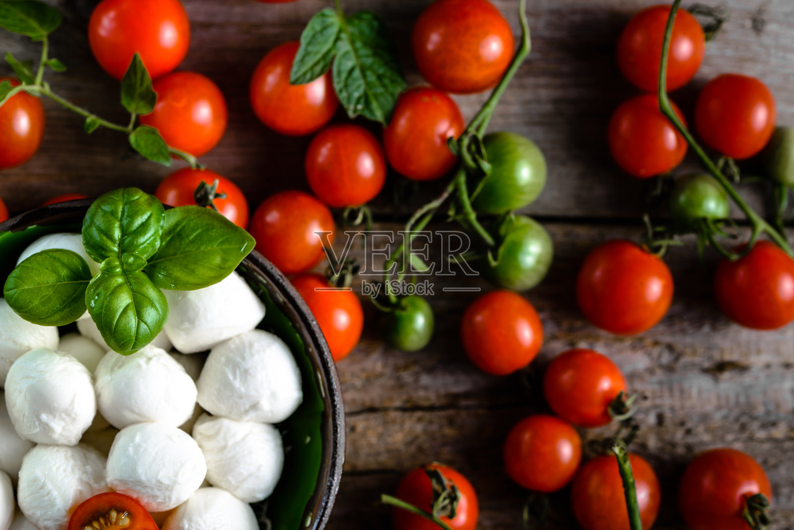 番茄和马苏里拉奶酪搭配卡普里沙拉，意大利美食概念照片摄影图片