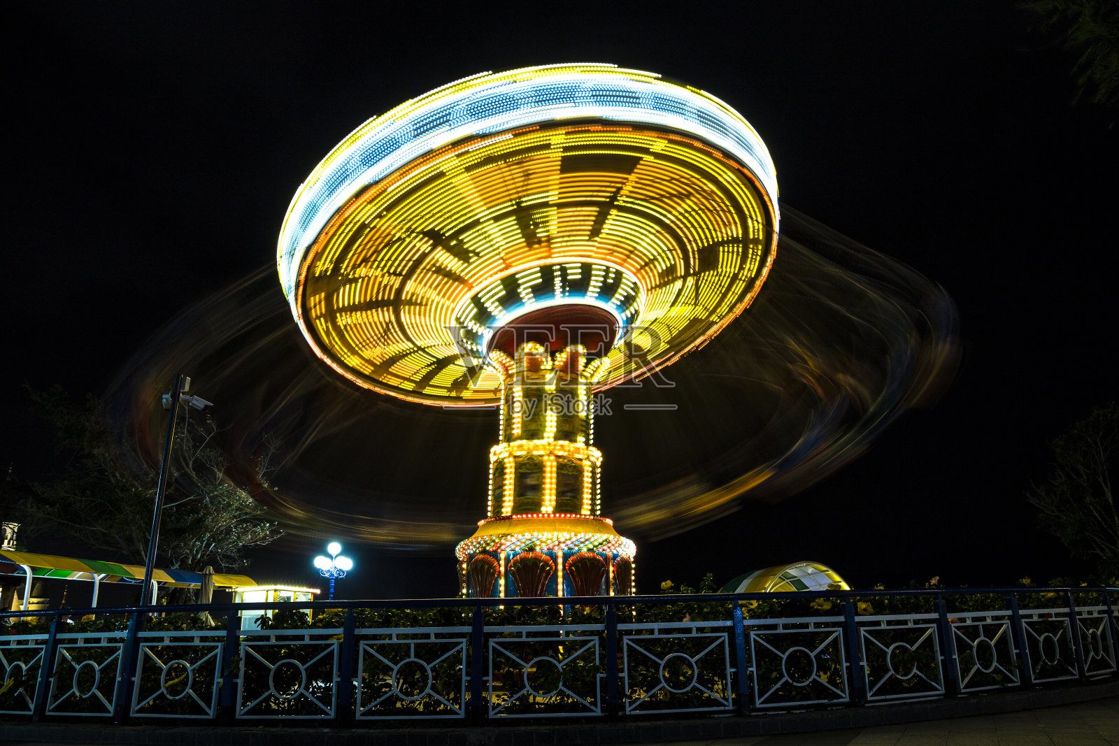 旋转与高速嘉年华吸引连锁与明亮的灯光在游乐园照片摄影图片