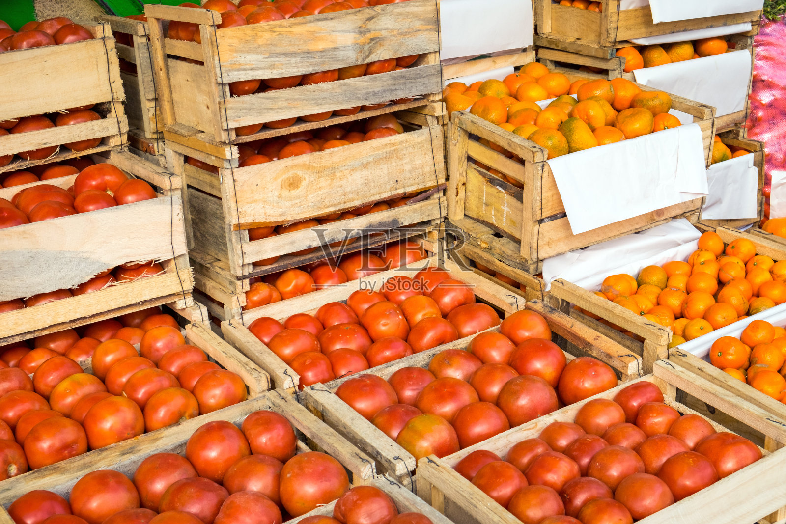 装在木箱里的西红柿和橘子在市场上出售照片摄影图片