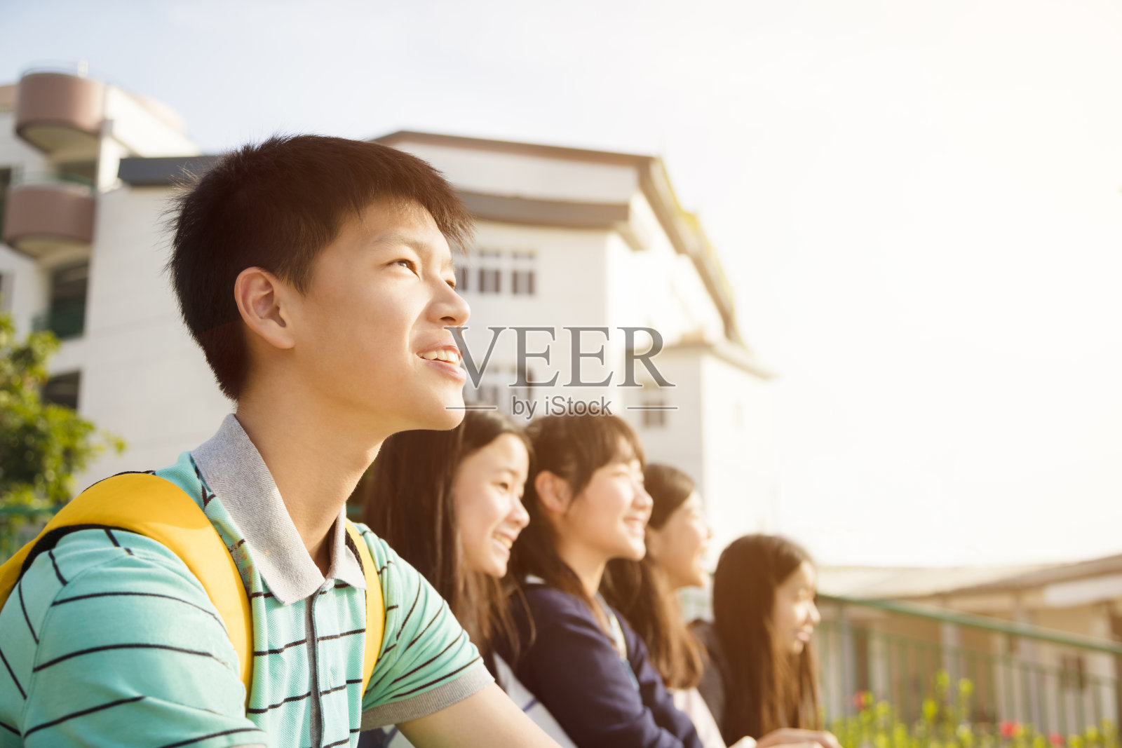 一群青少年学生坐在学校里照片摄影图片
