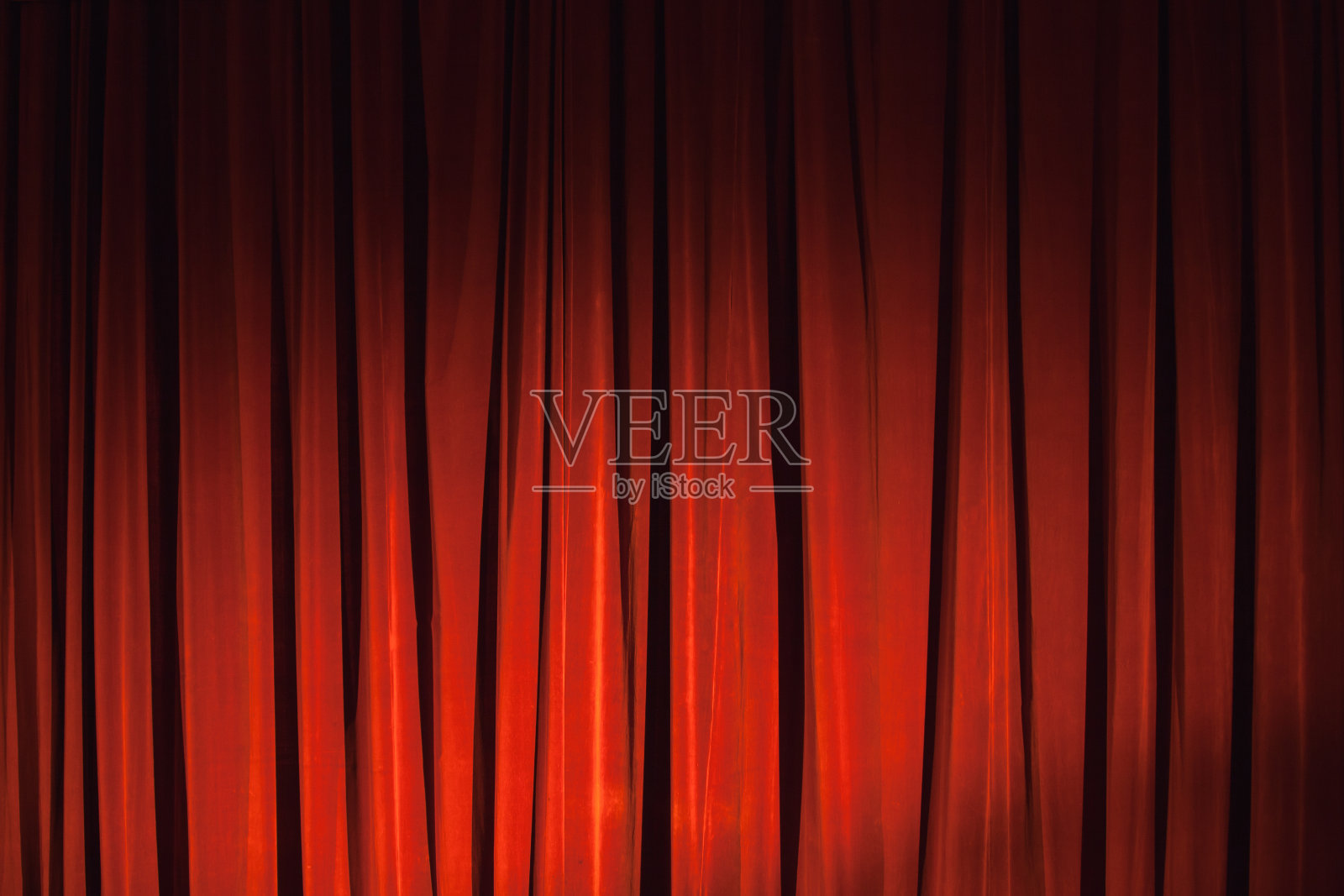 波浪红色天鹅绒窗帘与斑点照明照片摄影图片