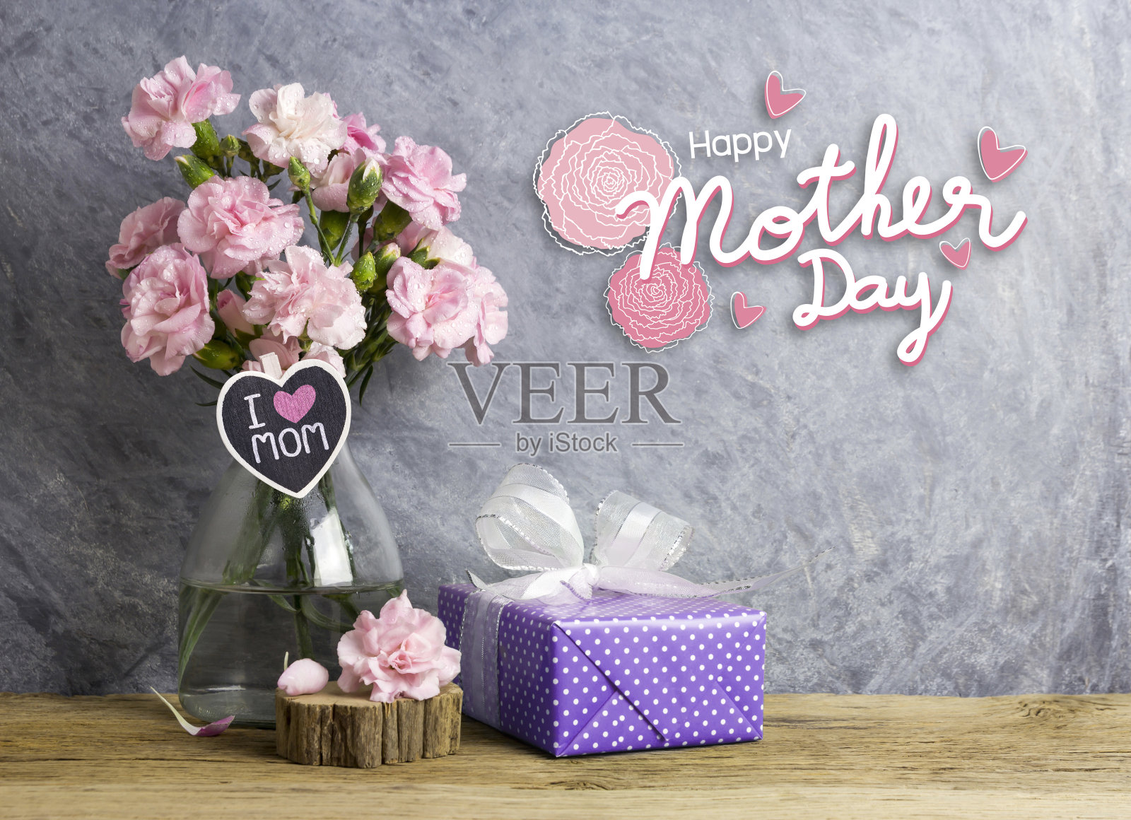 快乐母亲节的概念粉红色康乃馨花在瓶子上与我爱妈妈的心木和紫罗兰的礼物盒照片摄影图片