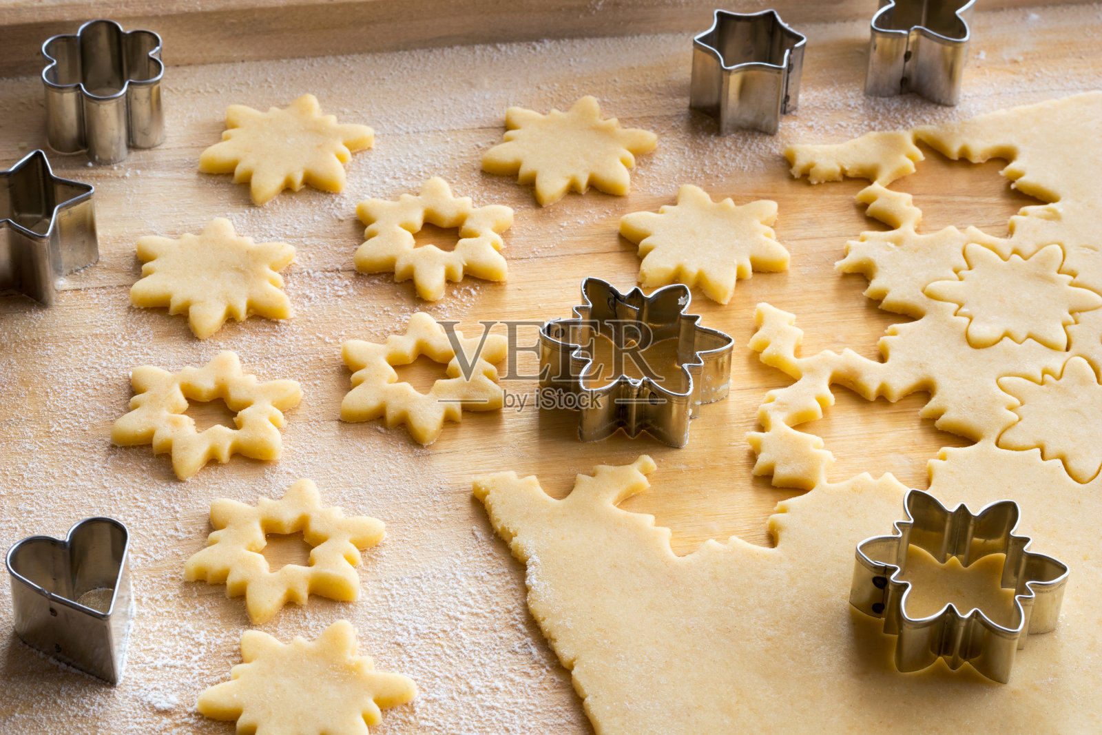准备传统林泽圣诞饼干-切割星星形状照片摄影图片