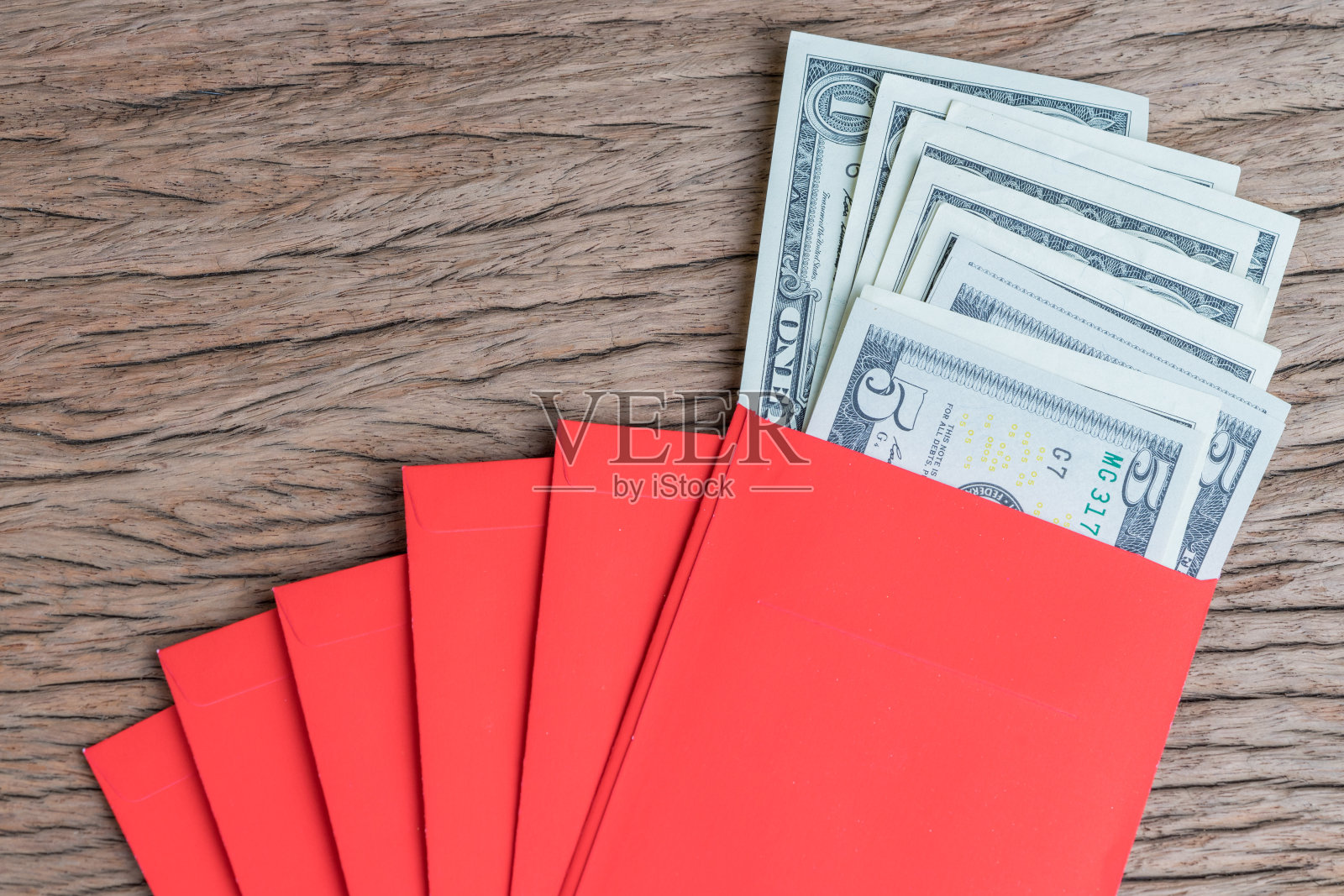 春节贺礼，传统的红色信封里装着一堆美元钞票照片摄影图片
