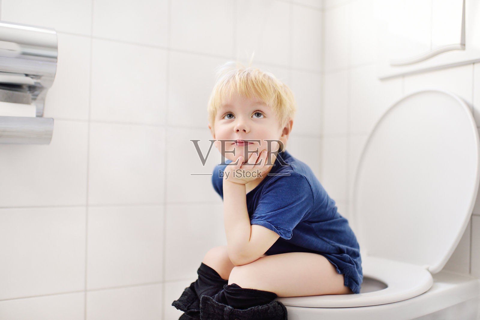 厕所里可爱的小男孩照片摄影图片