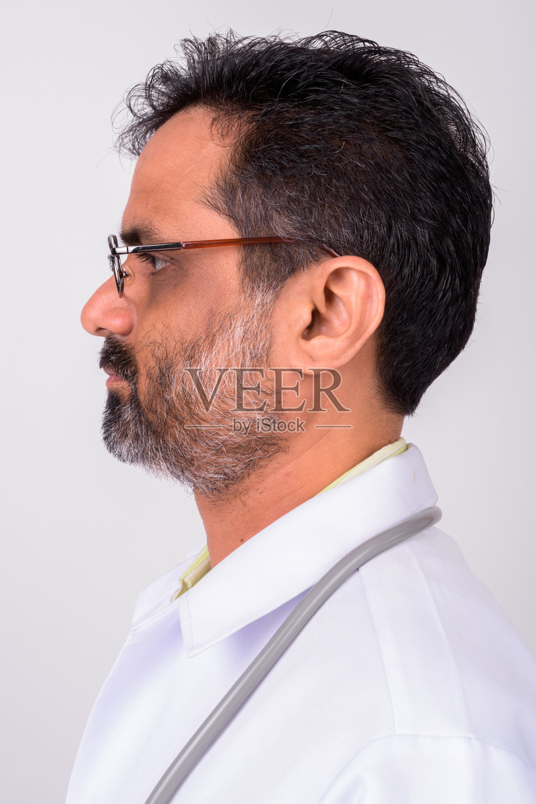 在白色背景下的印度人医生的侧面视图照片摄影图片