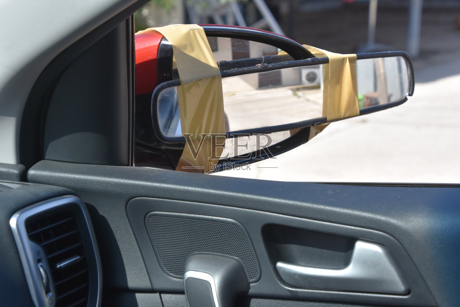 有趣的即兴创作，把镜子贴在一辆车的侧视镜上照片摄影图片