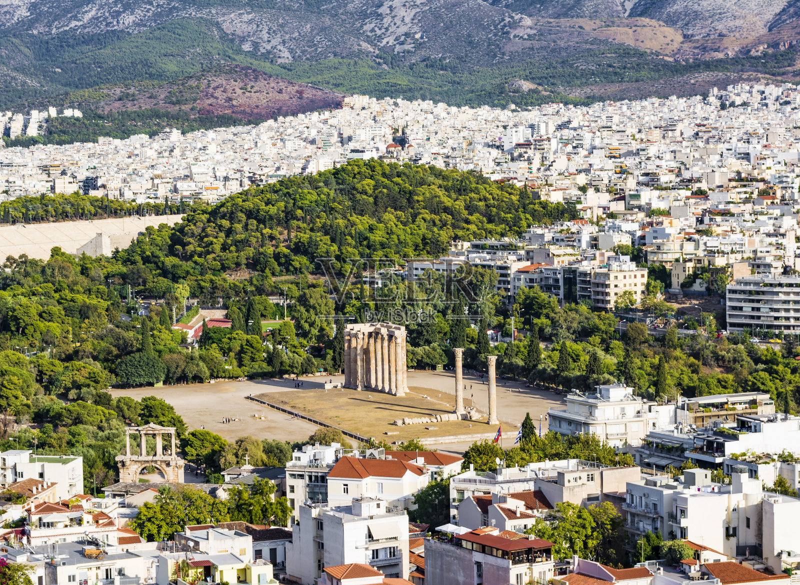 希腊雅典的奥林匹亚宙斯神庙——从卫城俯瞰照片摄影图片