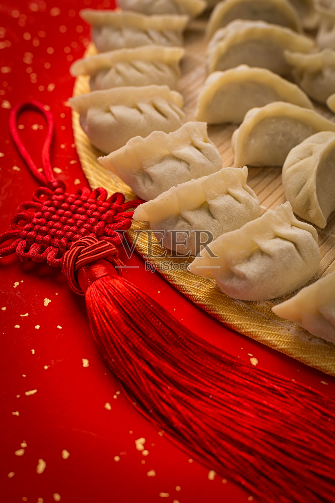 饺子和中国结在红色的纸与空白照片摄影图片