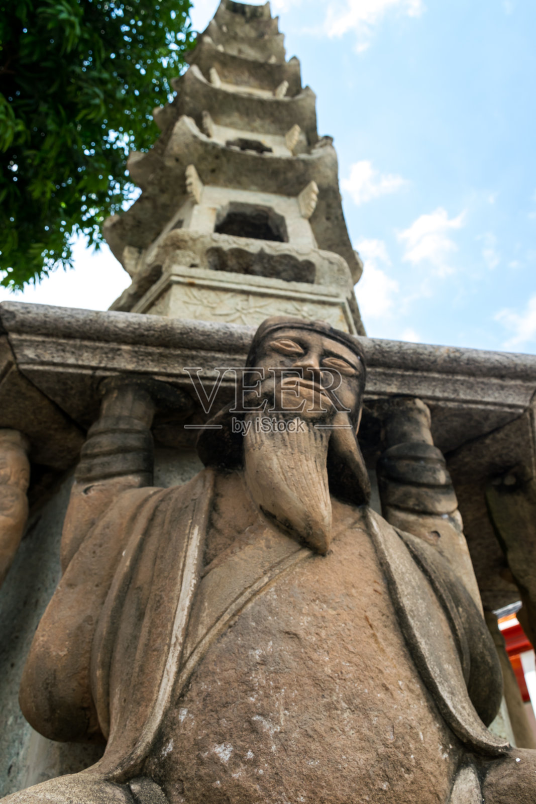 泰国卧佛寺的中国风格雕塑和泰国艺术建筑。照片摄影图片