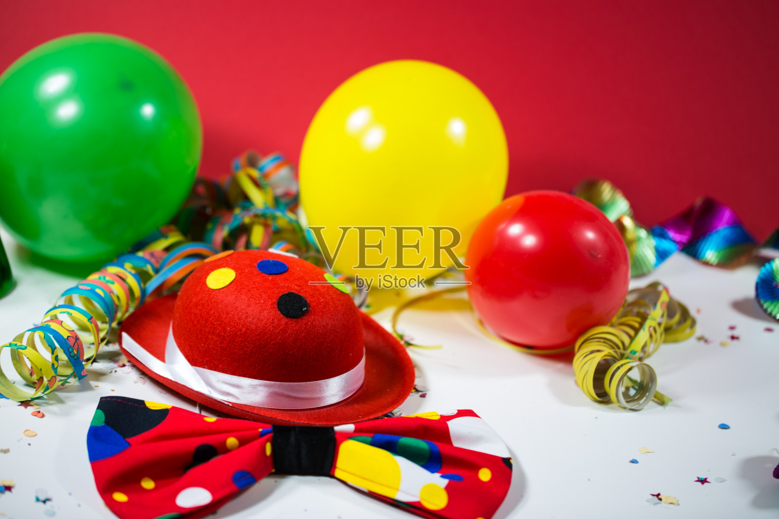 有蝴蝶结、气球和飘带的派对帽照片摄影图片
