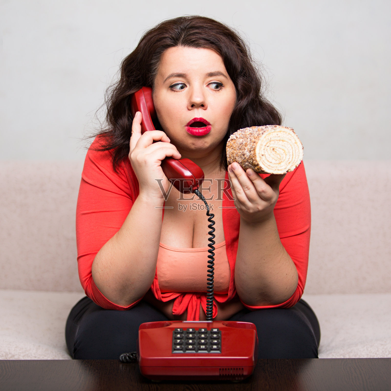 一个拿着手机的胖女人的肖像照片摄影图片