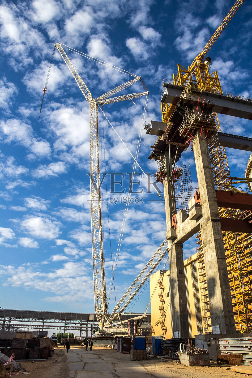新核电站施工现场的高架施工起重机照片摄影图片