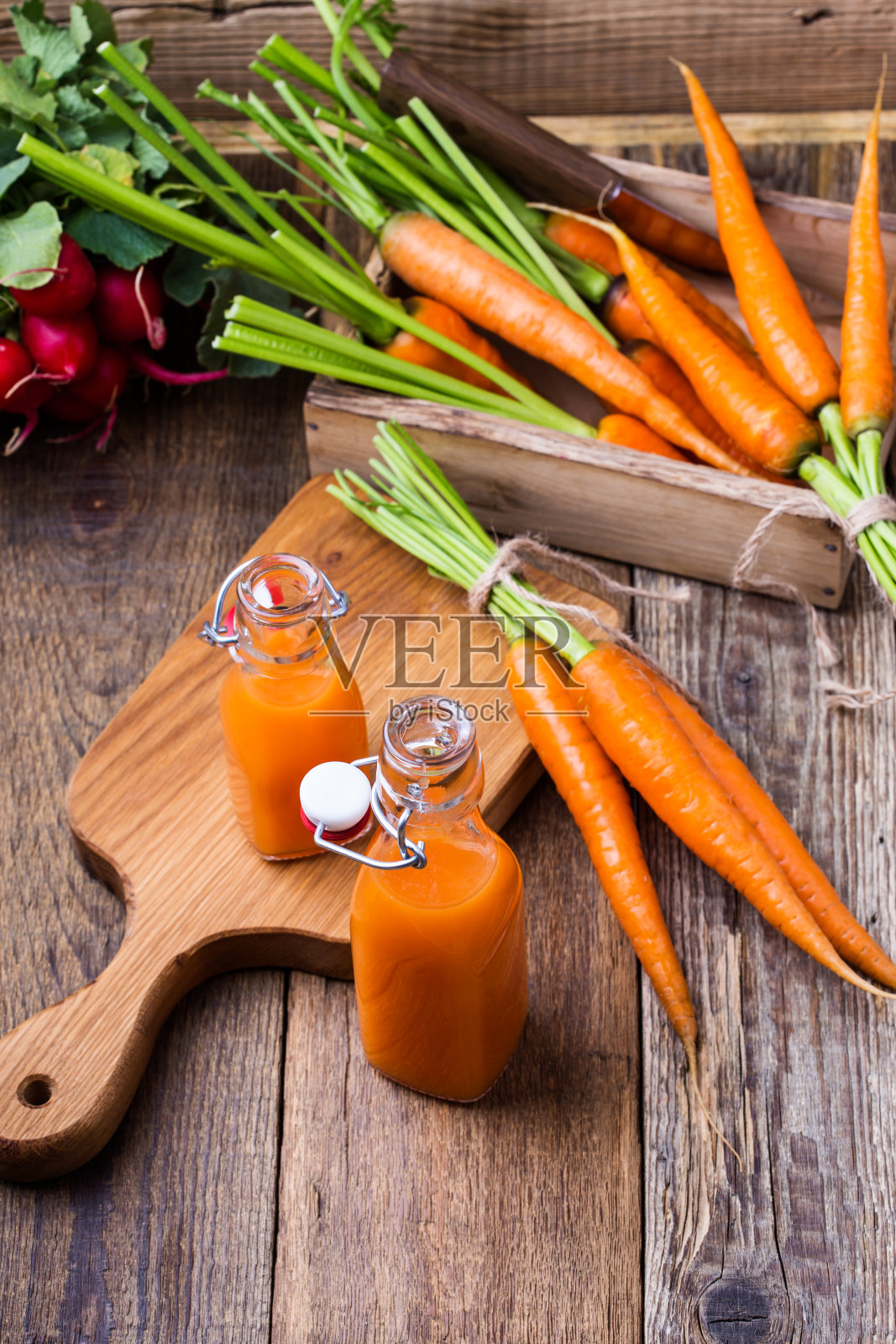 鲜榨胡萝卜汁和新鲜蔬菜照片摄影图片