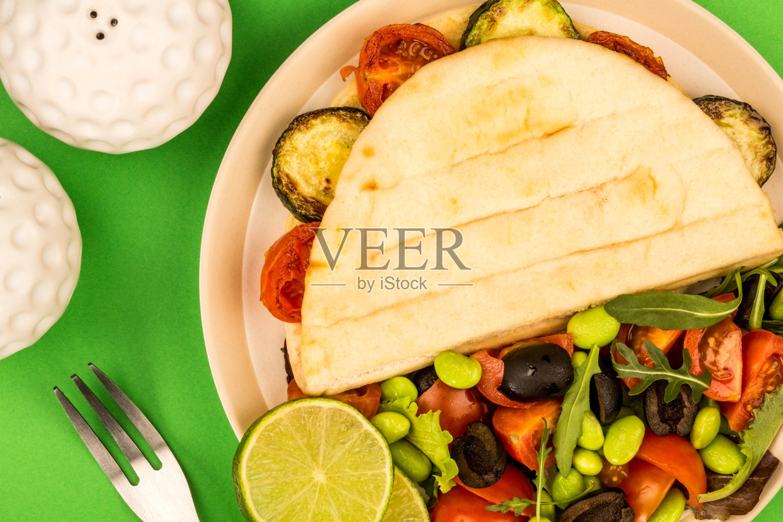 素食地中海混合沙拉与大饼照片摄影图片