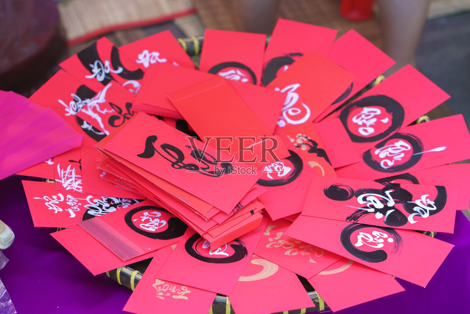 越南的农历新年书法红包，上面写着“功德、财运、长寿”照片摄影图片
