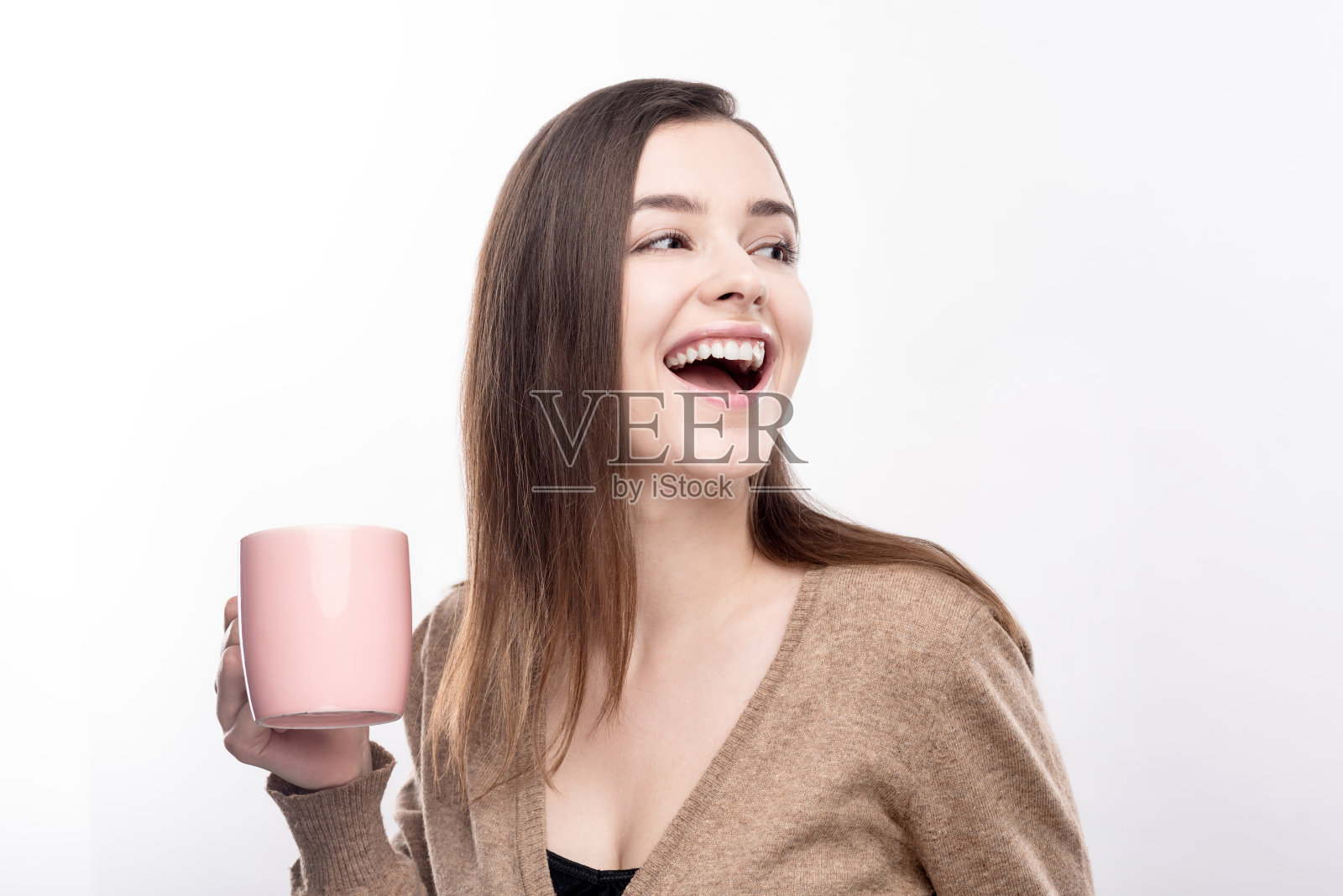 快乐的女人拿着咖啡杯，笑着照片摄影图片