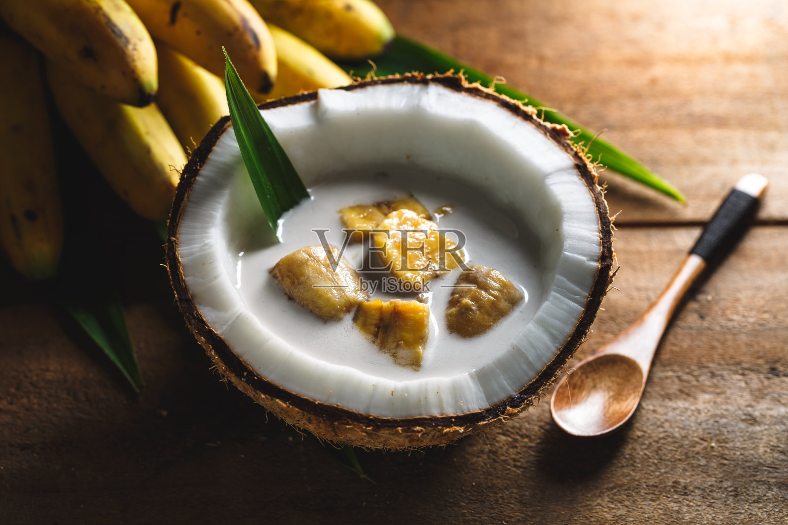 kluay Buad Chee，香蕉椰奶，泰国甜点照片摄影图片