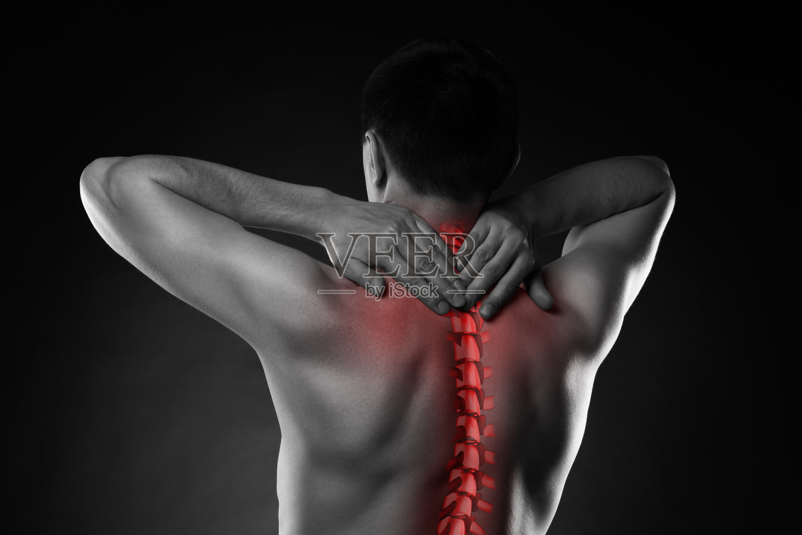 脊椎疼痛，男人有背痛，人的背部和颈部受伤照片摄影图片