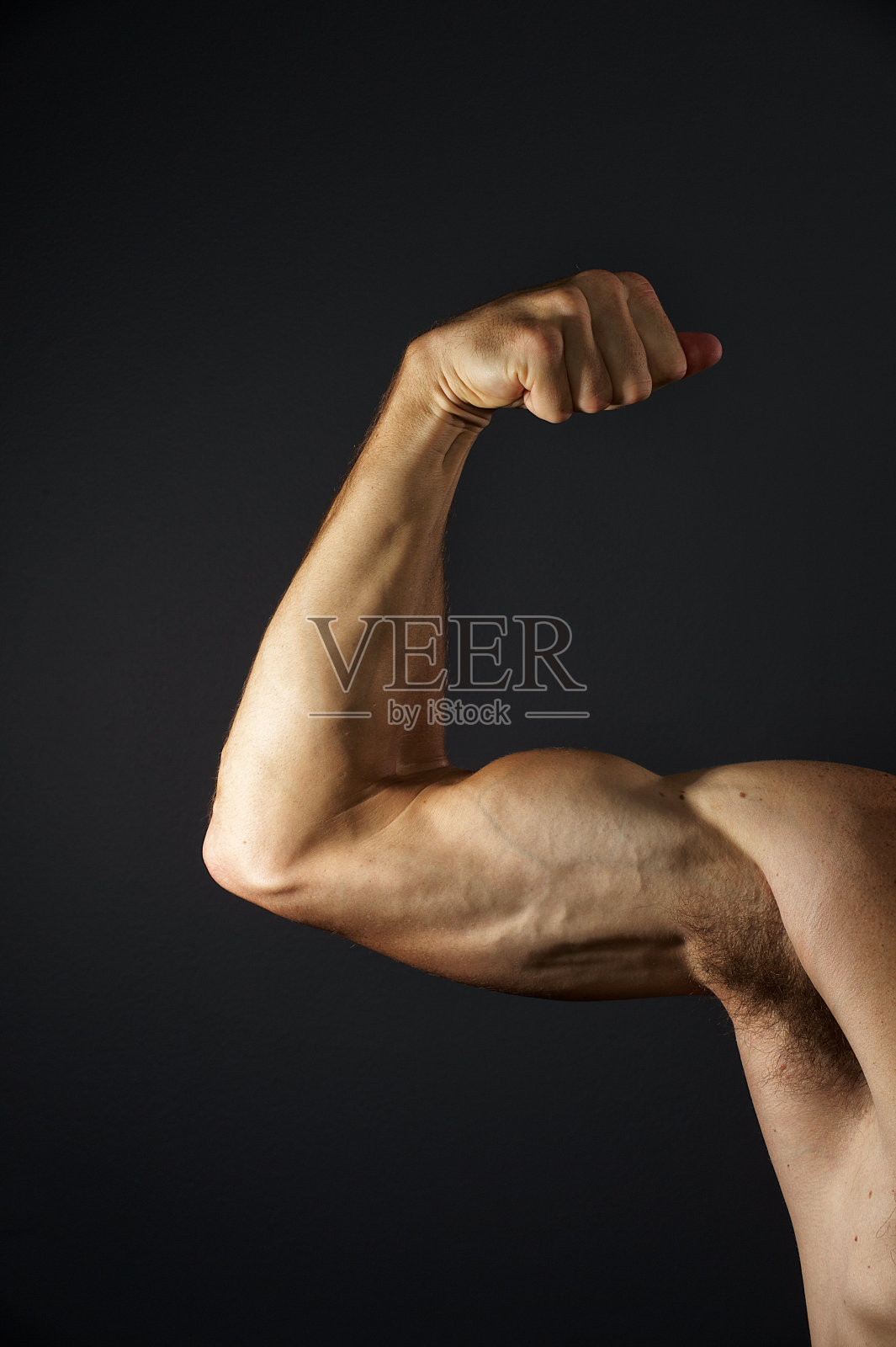 男性肌肉发达的肱二头肌照片摄影图片