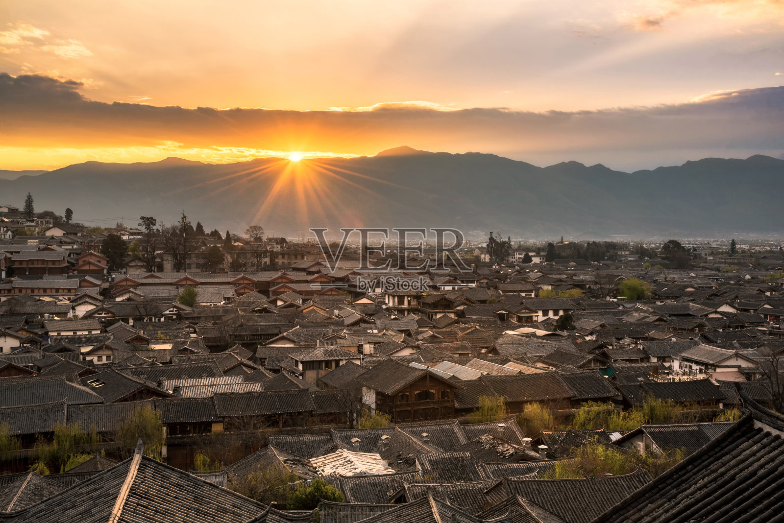 丽江古城鸟瞰，俯瞰当地历史建筑，屋顶建筑在日出的景象照片摄影图片